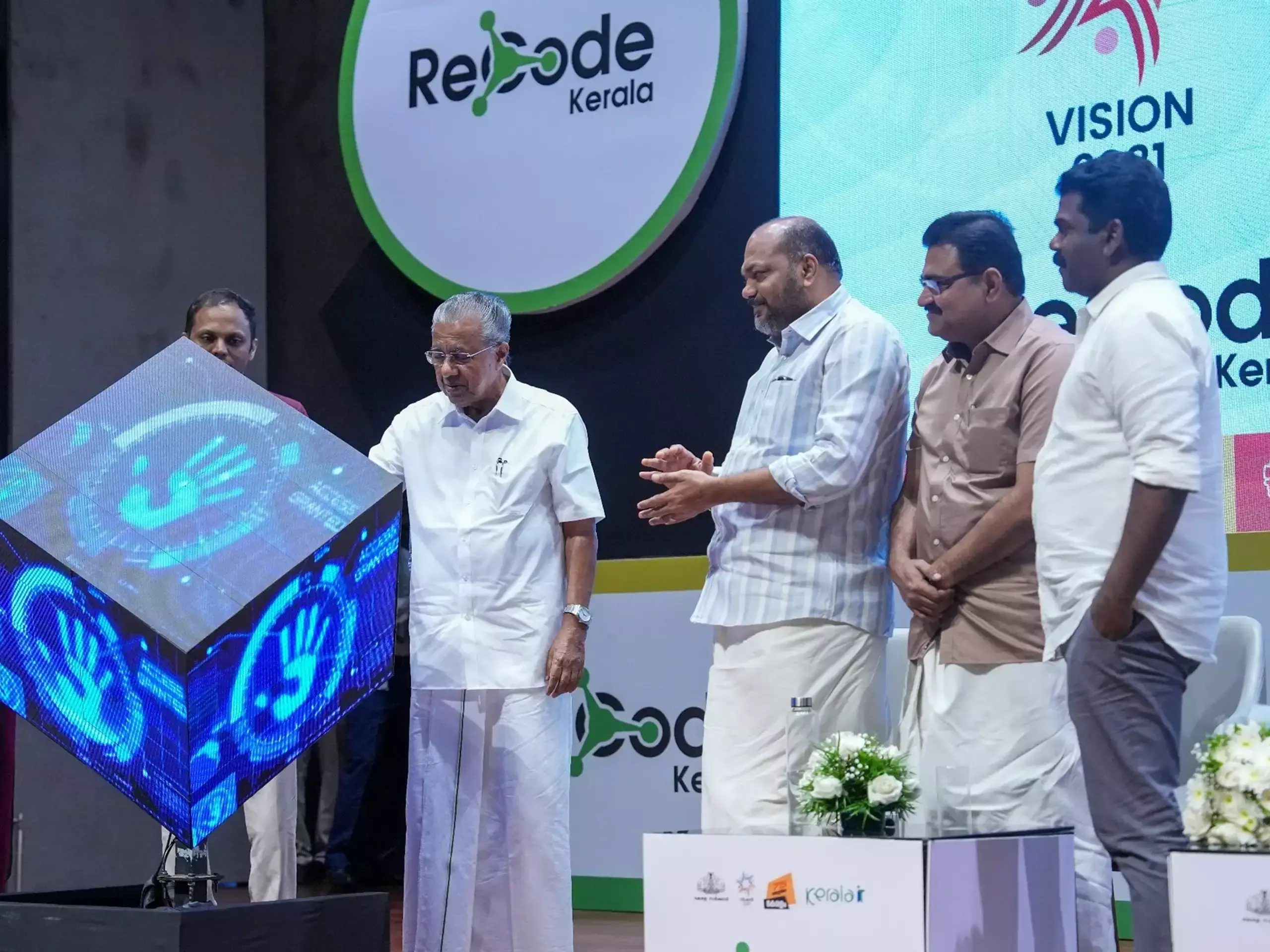 അഞ്ച് ലക്ഷം ഐടി തൊഴിലവസരങ്ങള്‍  സൃഷ്ടിക്കുമെന്ന് മുഖ്യമന്ത്രി