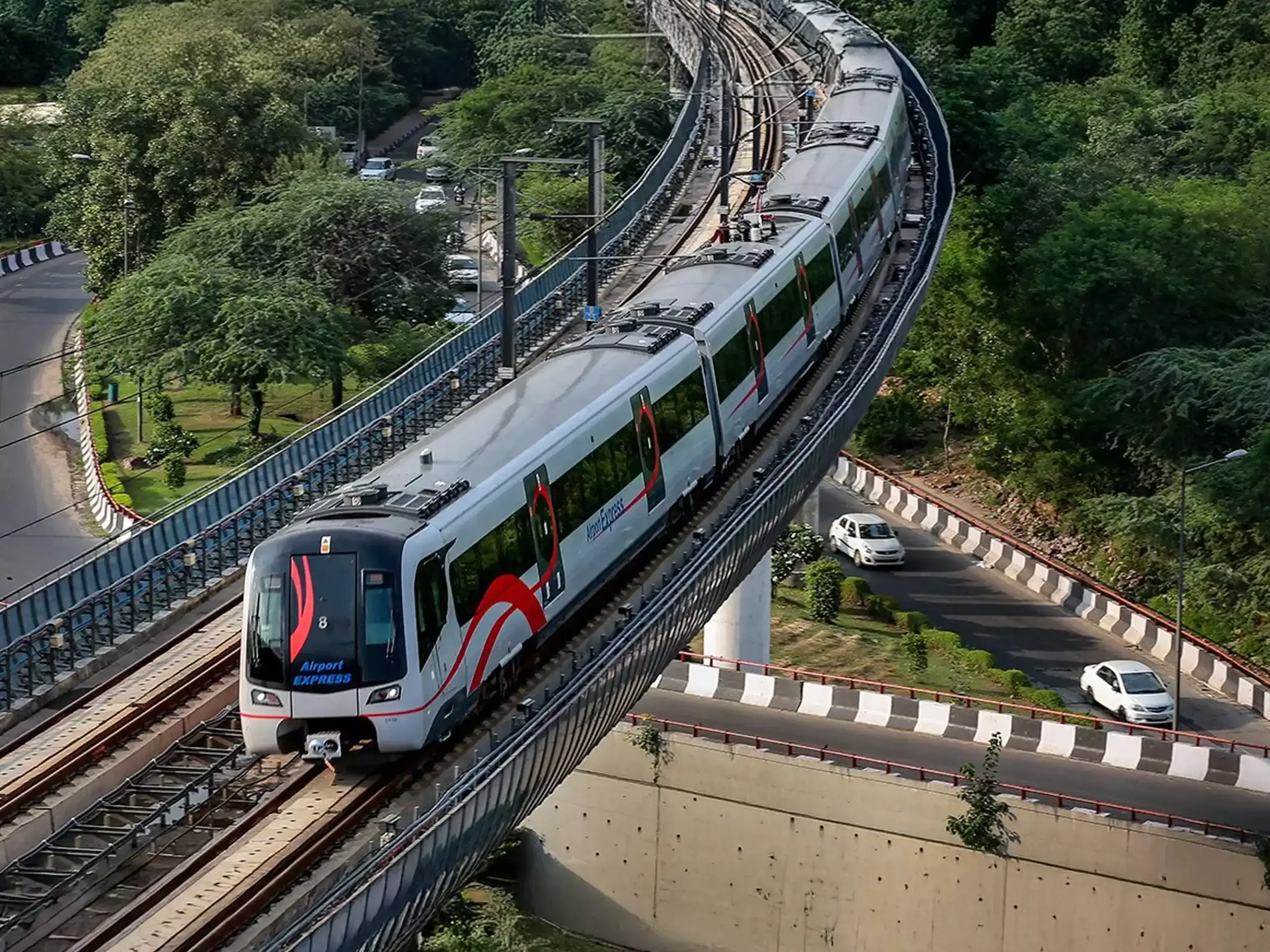 ശ്വാസം മുട്ടി ഡൽഹി; കൂടുതൽ മെട്രോ സർവീസുകൾ