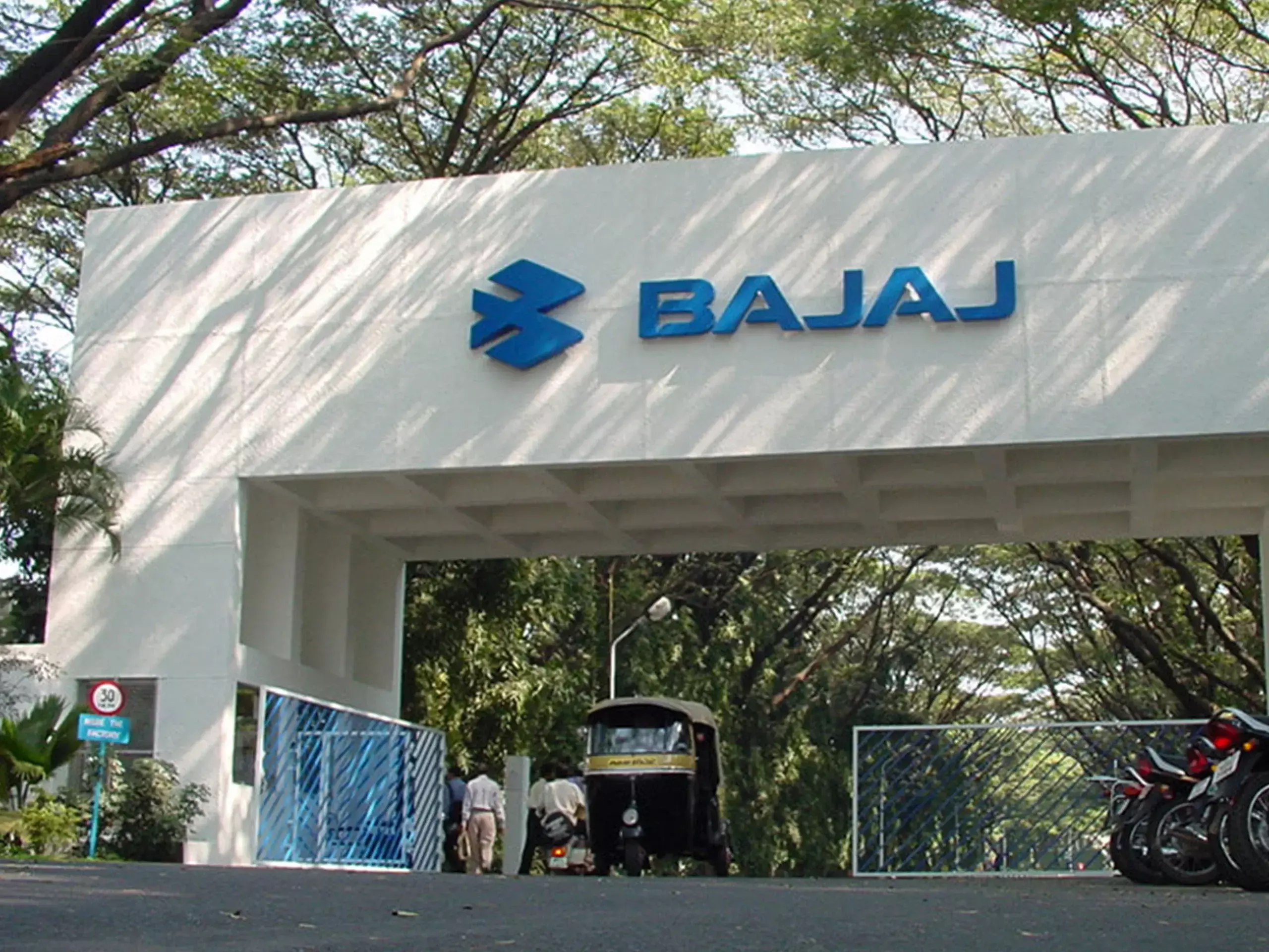 ബജാജ് ഓട്ടോയുടെ ലാഭം 2,122 കോടിയായി ഉയര്ന്നു ബജാജ് ഓട്ടോയുടെ ലാഭം 2,122 കോടിയായി ഉയര്ന്നു