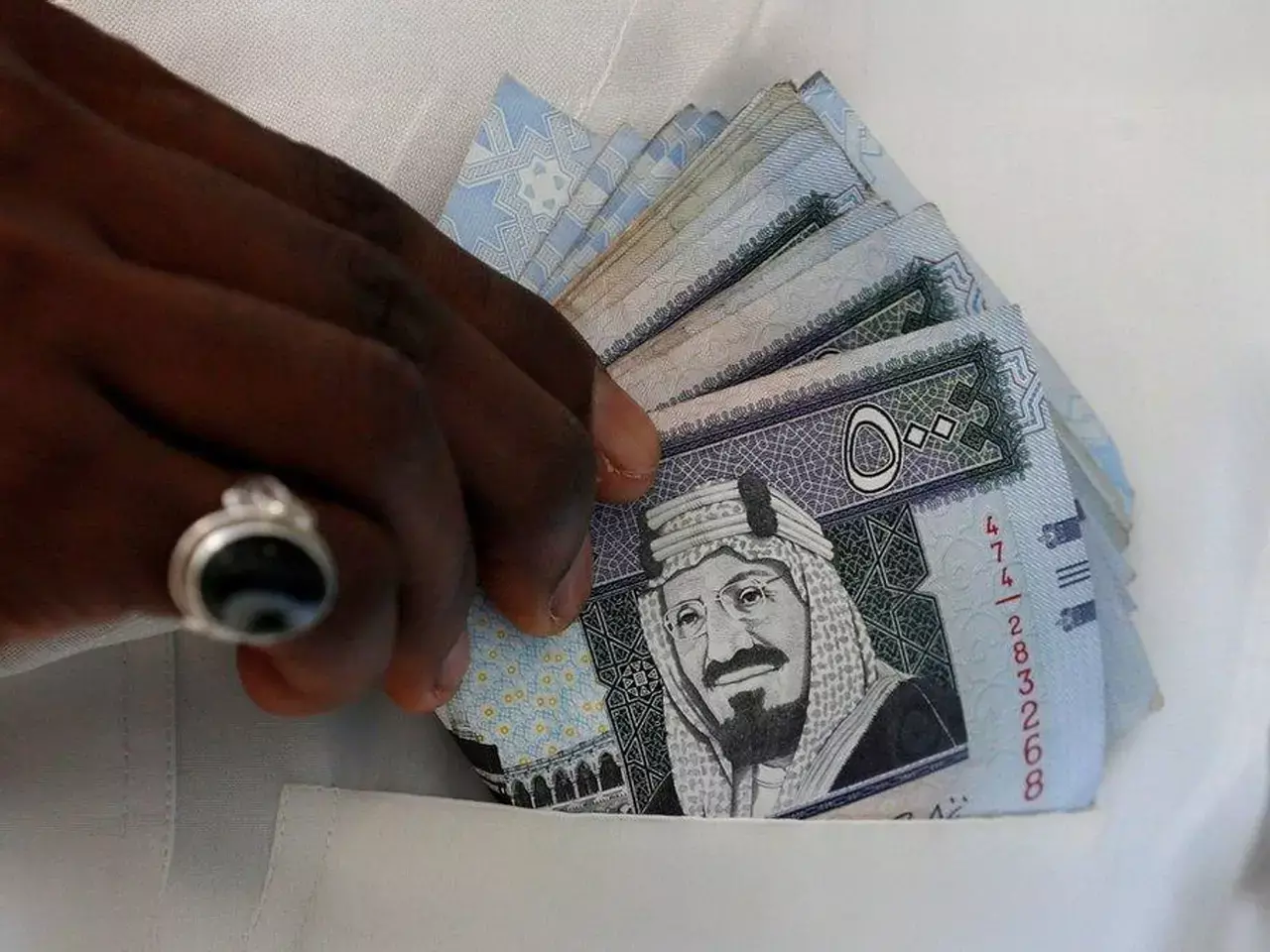 saudi arabia cuts salaries