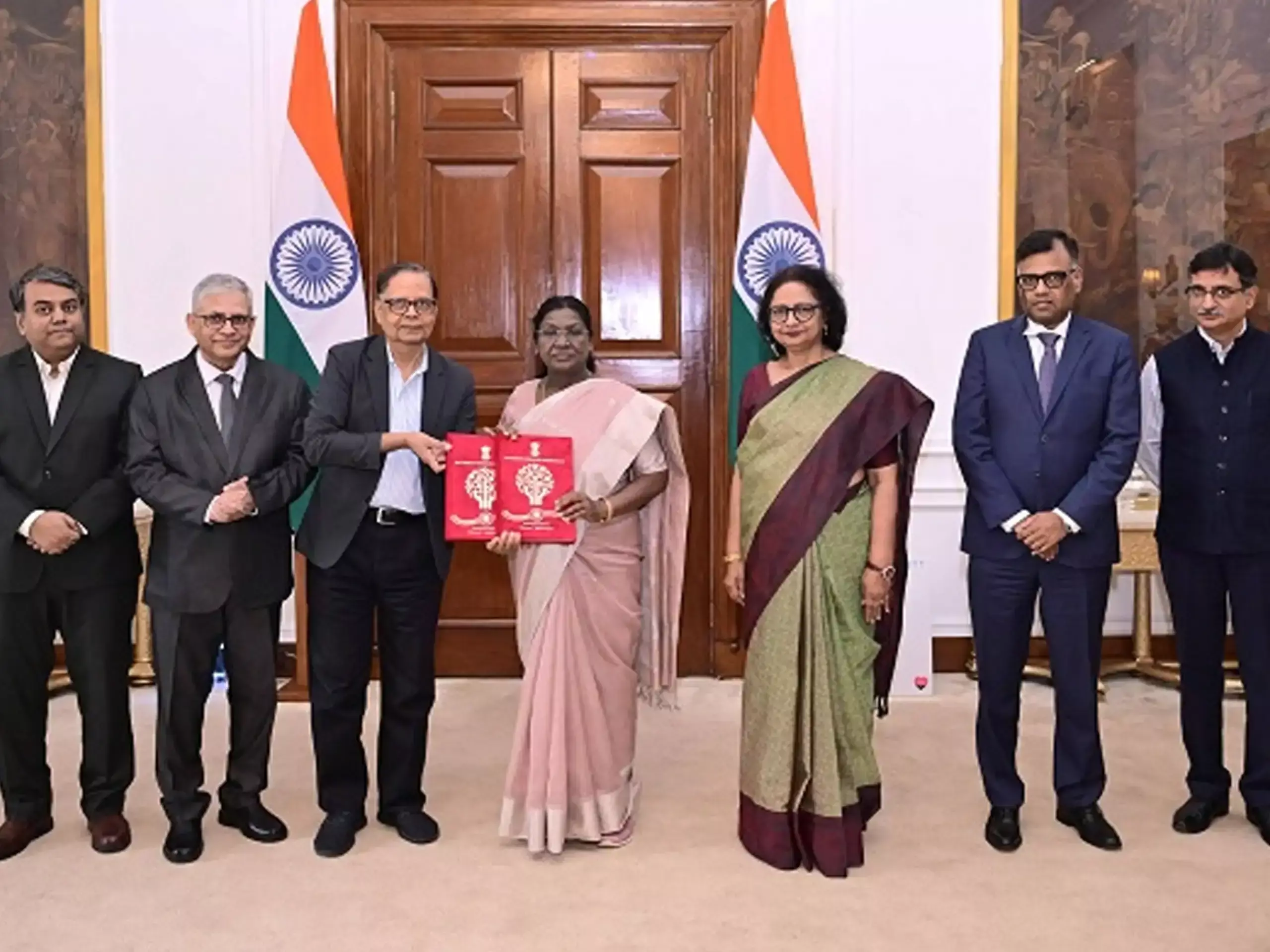 ധനകാര്യകമ്മീഷന്‍ രാഷ്ട്രപതിക്ക്  റിപ്പോര്‍ട്ട് സമര്‍പ്പിച്ചു