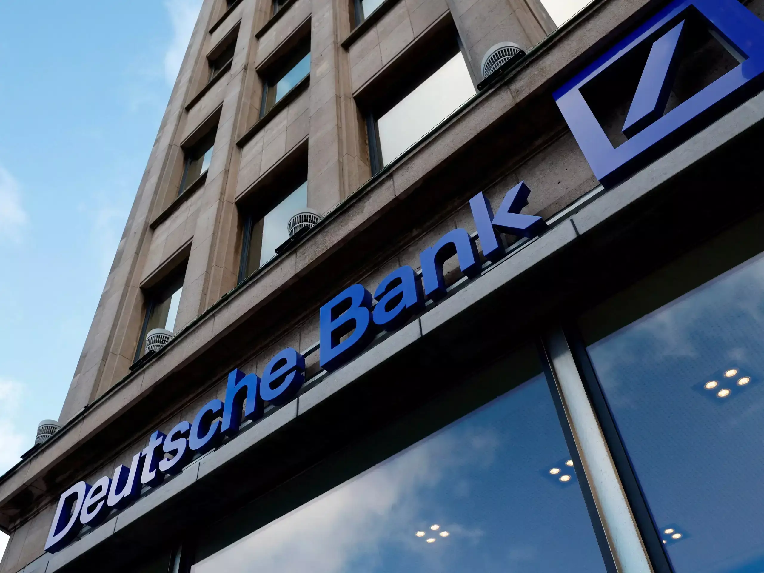 ഇന്ത്യയില് നിന്ന് ജര്മ്മന് ബാങ്ക് പുറത്തേക്ക്; ഏറ്റെടുക്കാന് മുമ്പില് ഫെഡറല് ബാങ്ക് ഇന്ത്യയില് നിന്ന് ജര്മ്മന് ബാങ്ക് പുറത്തേക്ക്; ഏറ്റെടുക്കാന് മുമ്പില് ഫെഡറല് ബാങ്ക്