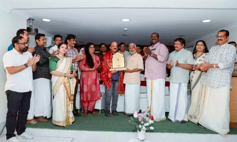 അ​ഞ്ചാ​മ​ത് പ്ര​വാ​സ മു​​​ദ്ര പു​ര​സ്കാ​രം എ​ഴു​ത്തു​കാ​ര​ൻ ഡോ. ​പോ​ൾ സ​ക്ക​റി​യ​ക്ക് സ​മ്മാ​നി​ച്ചു