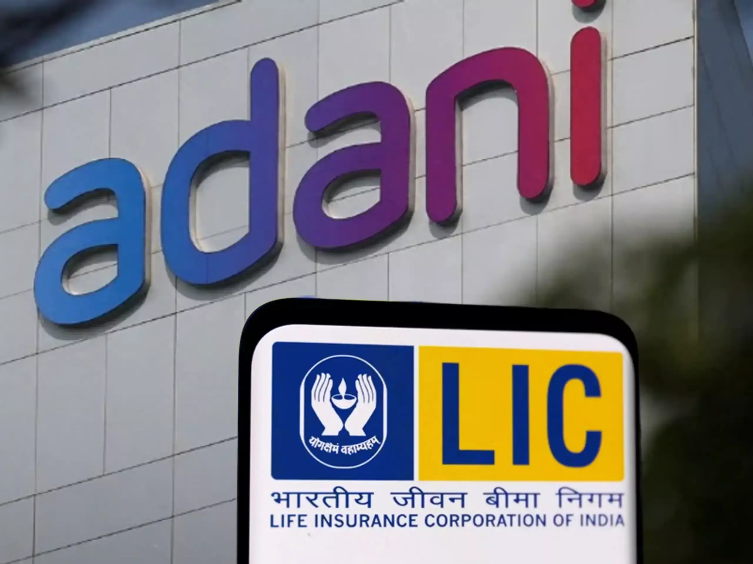 ഈ അദാനി കമ്പനിയിലെ ഓഹരികൾ ഉയർത്തി എൽഐസി