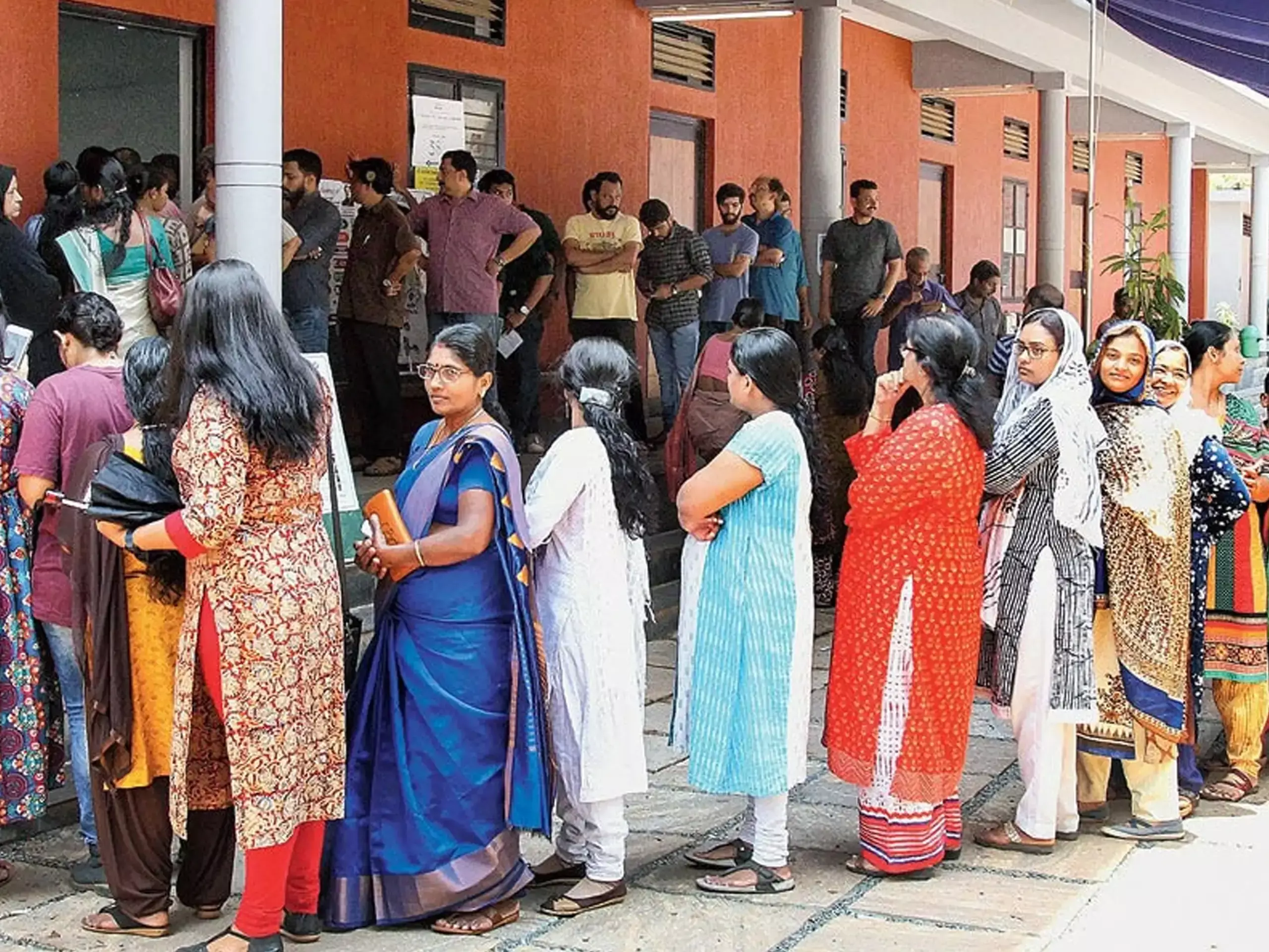 ആദ്യഘട്ട പോളിങ് 70% കടന്നു; ഉയർന്ന പോളിങ് എറണാകുളത്ത് 74.21%, കുറവ് പത്തനംതിട്ടയിൽ 65.55% ആദ്യഘട്ട പോളിങ് 70% കടന്നു; ഉയർന്ന പോളിങ് എറണാകുളത്ത് 74.21%, കുറവ് പത്തനംതിട്ടയിൽ 65.55%