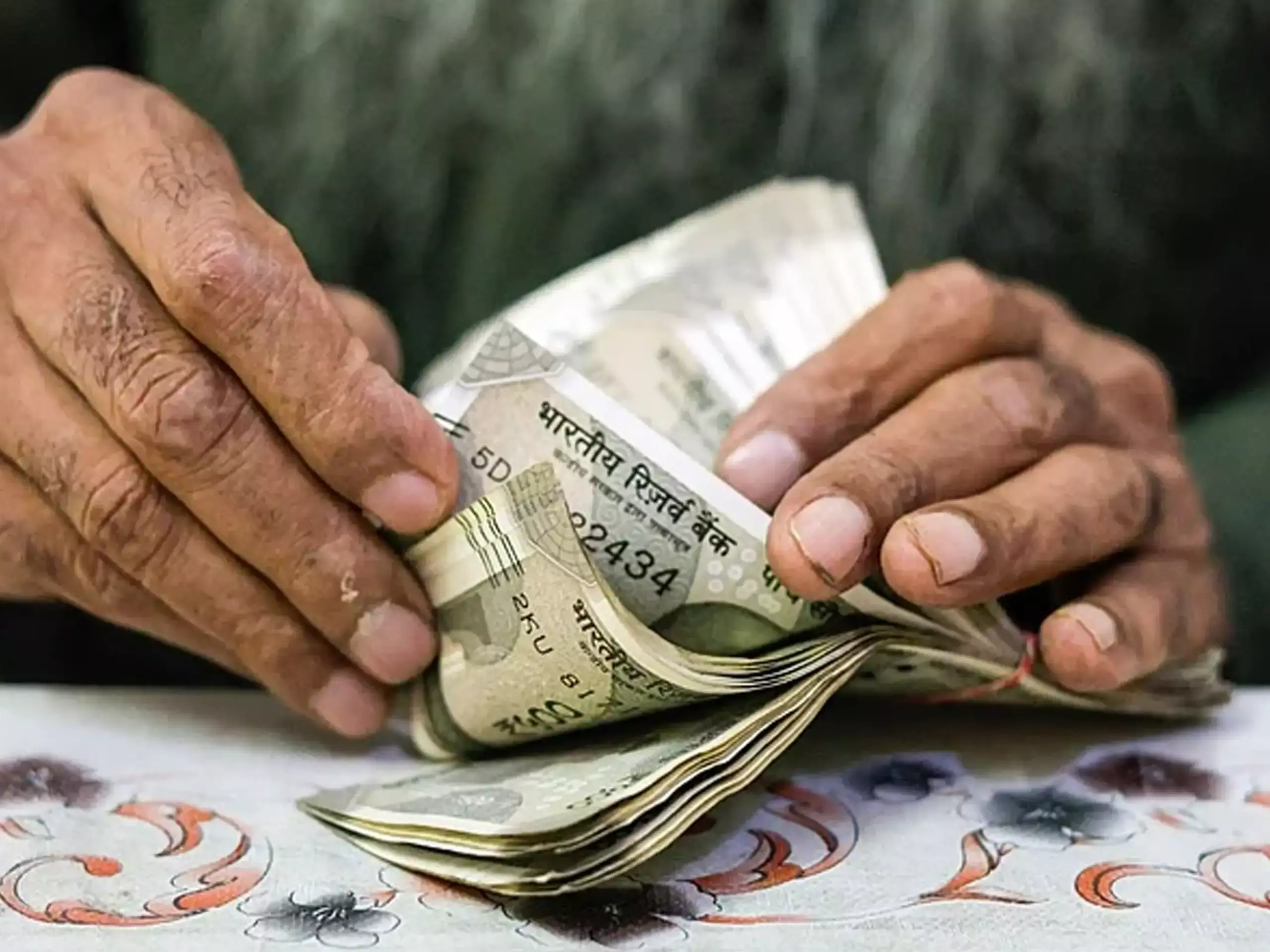 രൂപയ്ക്ക് മേല് കനത്ത സമ്മര്ദ്ദം: ആശങ്കയില് ആഭ്യന്തര നിക്ഷേപകരും രൂപയ്ക്ക് മേല് കനത്ത സമ്മര്ദ്ദം: ആശങ്കയില് ആഭ്യന്തര നിക്ഷേപകരും