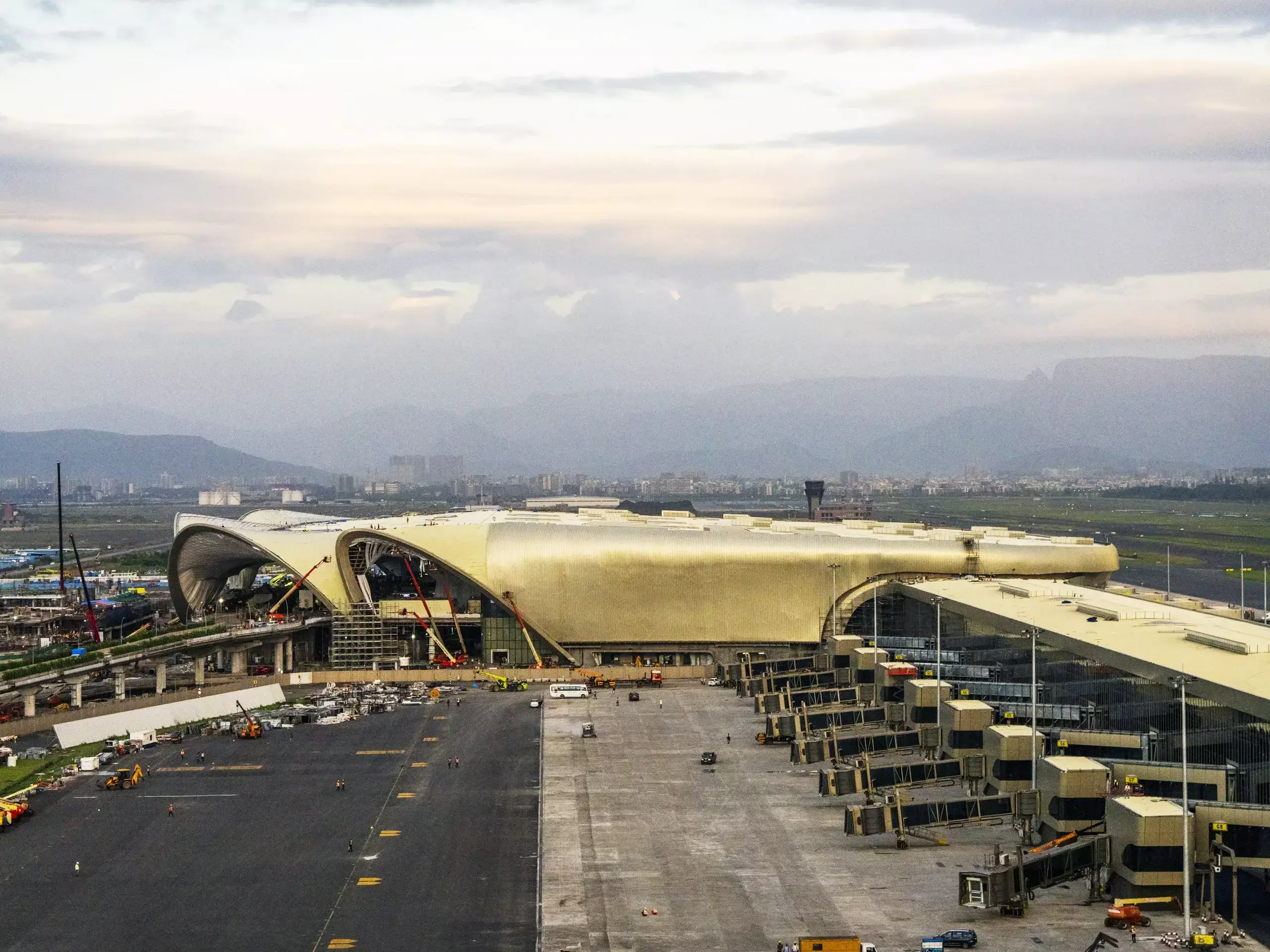 നവി മുംബൈ എയര്‍പോര്‍ട്ട്; വാണിജ്യ   വിമാന സര്‍വീസുകള്‍ ആരംഭിച്ചു