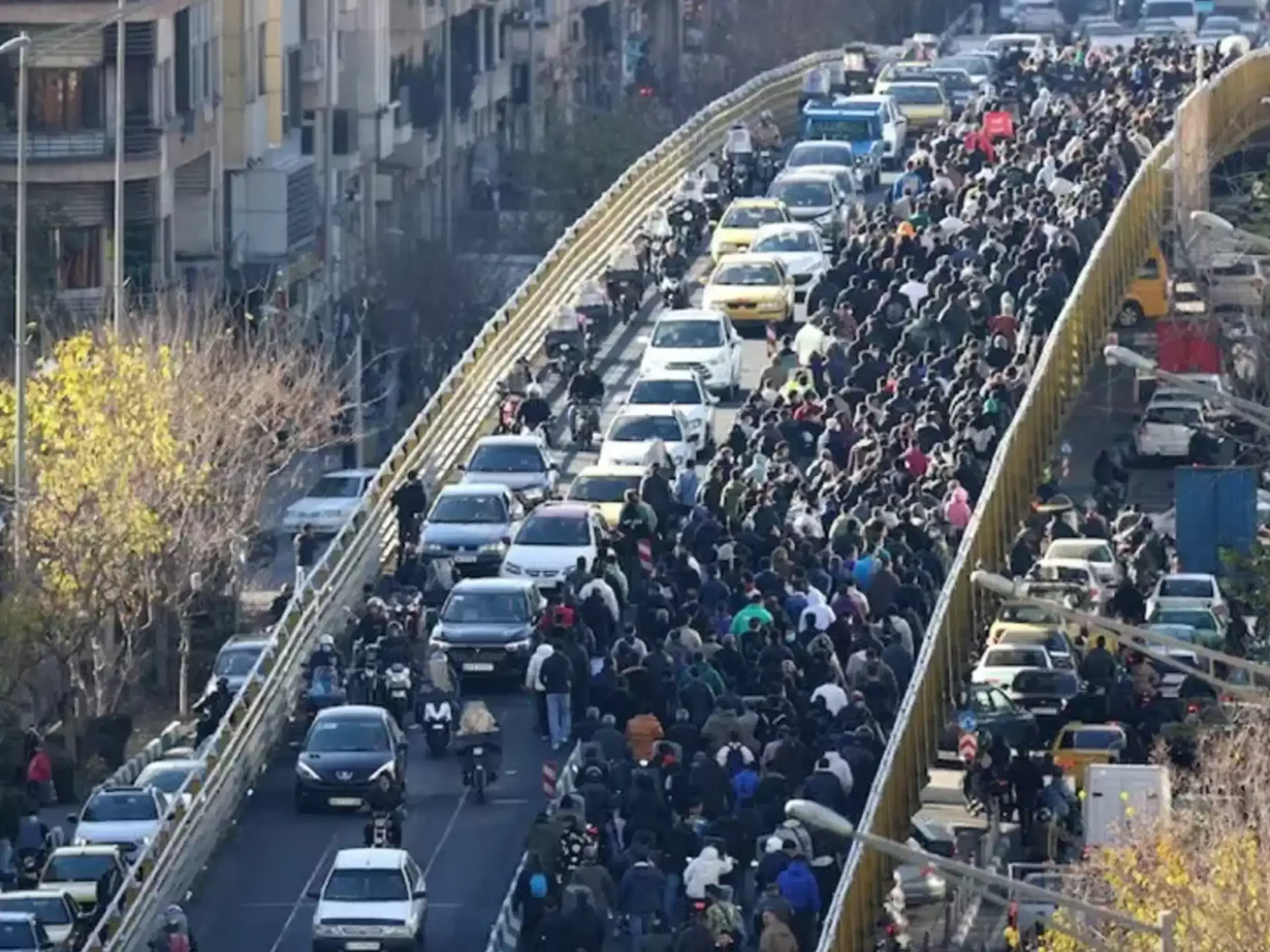 ഇറാനില്‍ പ്രതിസന്ധി രൂക്ഷമാകുന്നു;   പ്രതിഷേധം നൂറിലേറെ നഗരങ്ങളിലേക്ക്