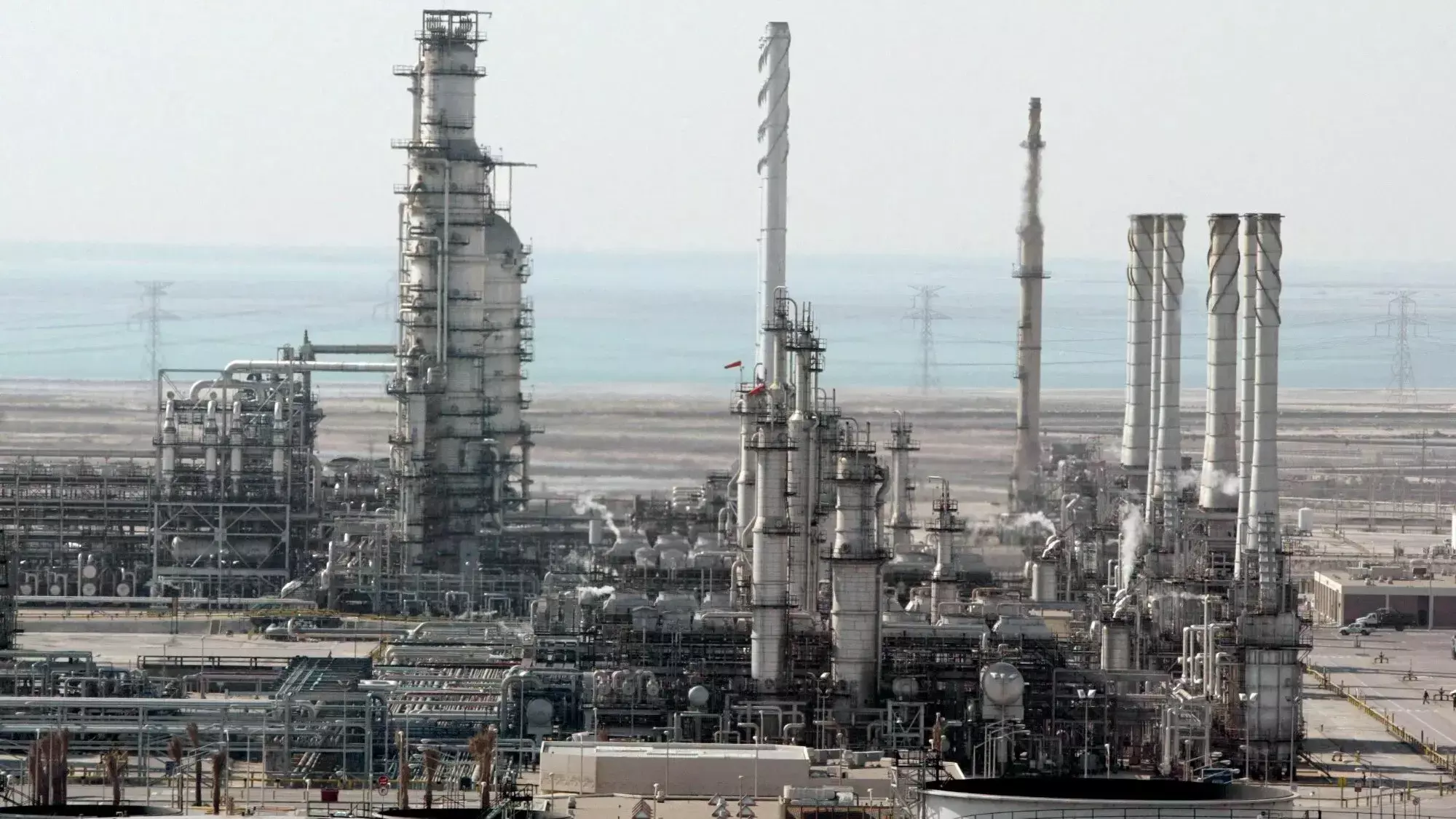 Saudi Aramco Oil Refinery attack:സൗദി അരാംകോ റിഫൈനറിക്ക് നേരെ ഇറാന്റെ ഡ്രോണ് ആക്രമണം; റാസ് തനുര റിഫൈനറി അടച്ചുപൂട്ടി Saudi Aramco Oil Refinery attack:സൗദി അരാംകോ റിഫൈനറിക്ക് നേരെ ഇറാന്റെ ഡ്രോണ് ആക്രമണം; റാസ് തനുര റിഫൈനറി അടച്ചുപൂട്ടി