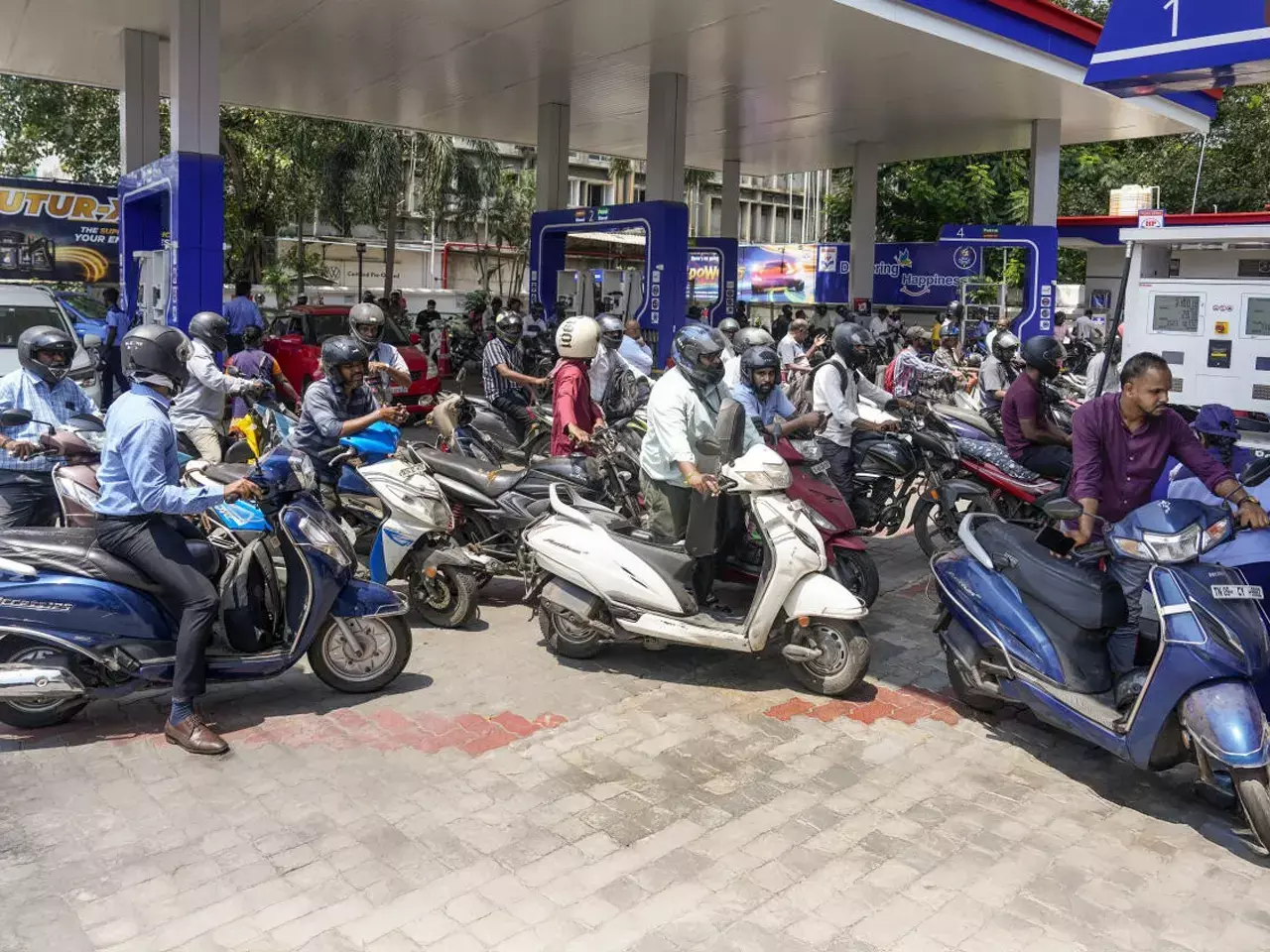 long queues at petrol pumps, fuel supply crisis in south asia long queues at petrol pumps, fuel supply crisis in south asia