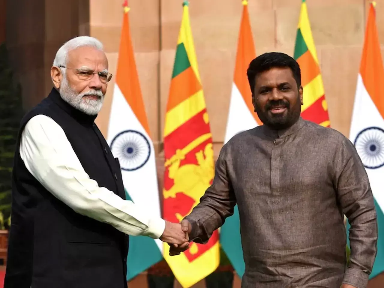 ശ്രീലങ്കയ്ക്ക് ഇന്ത്യയുടെ കൈത്താങ്ങ്; 38,000 മെട്രിക് ടണ് ഇന്ധനം എത്തിച്ചു നല്കി ശ്രീലങ്കയ്ക്ക് ഇന്ത്യയുടെ കൈത്താങ്ങ്; 38,000 മെട്രിക് ടണ് ഇന്ധനം എത്തിച്ചു നല്കി