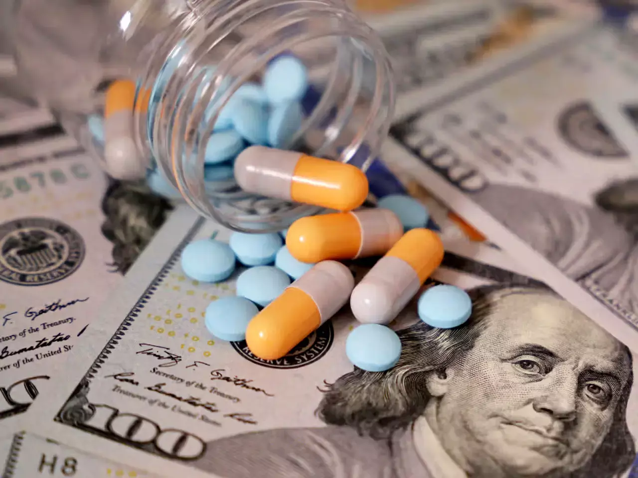 മരുന്ന് വിപണിയില്‍ ട്രംപ് ബോംബ്! ഇറക്കുമതി തീരുവ  100 ശതമാനമാക്കി; യുഎസില്‍ മരുന്ന് വില കുതിച്ചുയരുമോ?