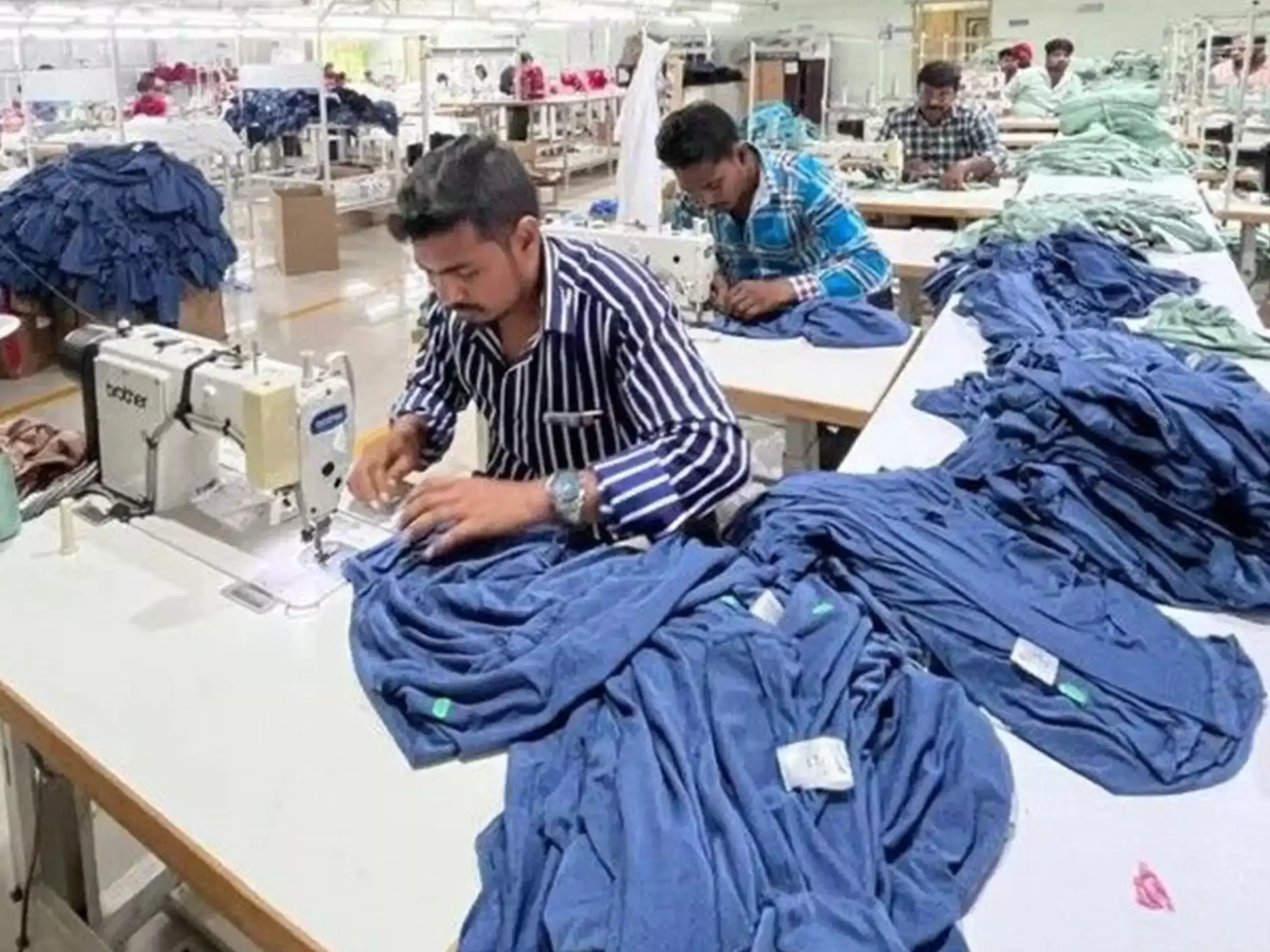 നൂല്പൊട്ടി ടെക്സ്റ്റൈല് മേഖല; രക്ഷതേടി പരുത്തിക്കൈ നീട്ടുന്ന കയറ്റുമതിക്കാര് നൂല്പൊട്ടി ടെക്സ്റ്റൈല് മേഖല; രക്ഷതേടി പരുത്തിക്കൈ നീട്ടുന്ന കയറ്റുമതിക്കാര്