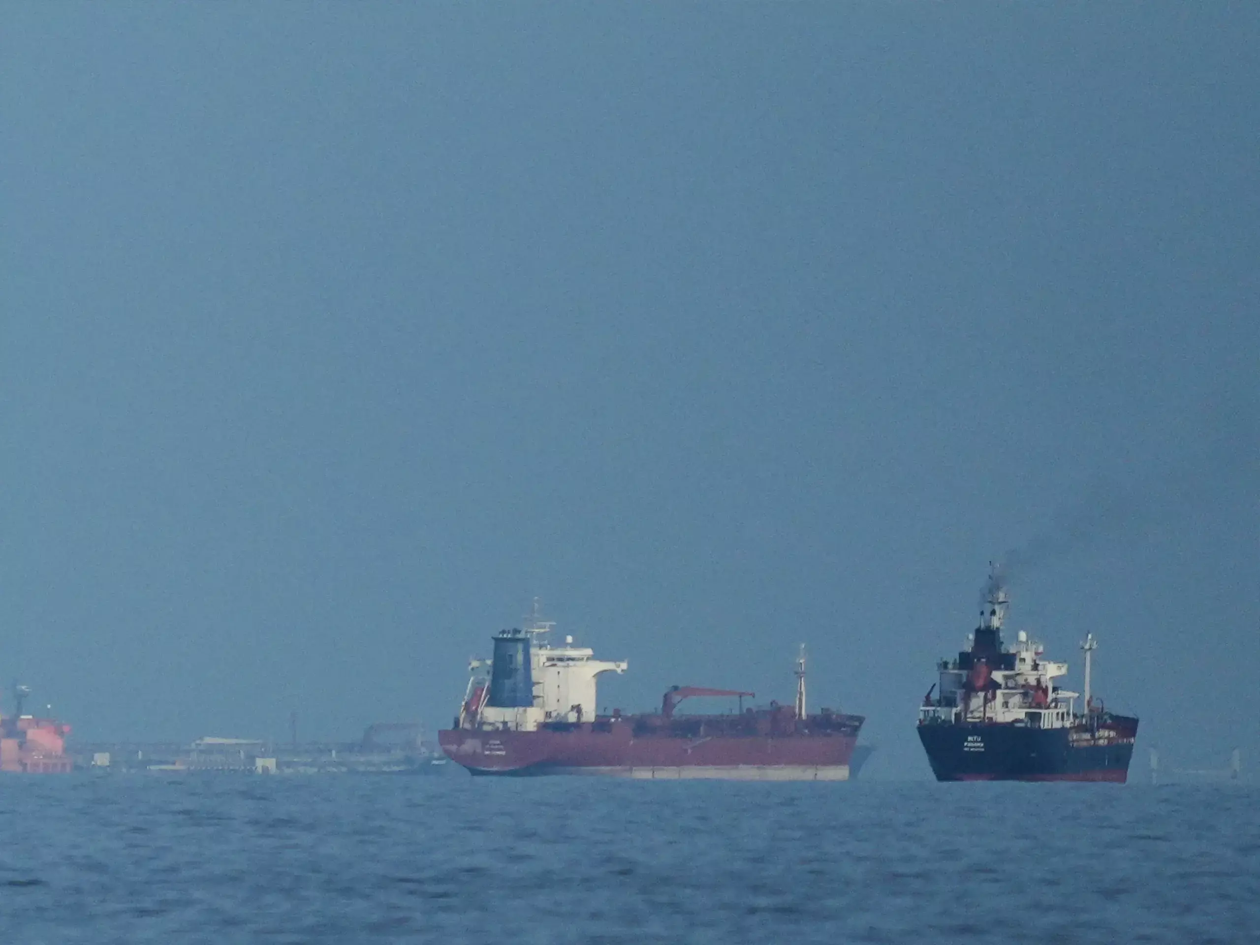 ഹോര്‍മുസ് കടലിടുക്കില്‍ നാവിക ഉപരോധം  പ്രഖ്യാപിച്ച് ട്രംപ്;  എണ്ണവില കുതിക്കുന്നു