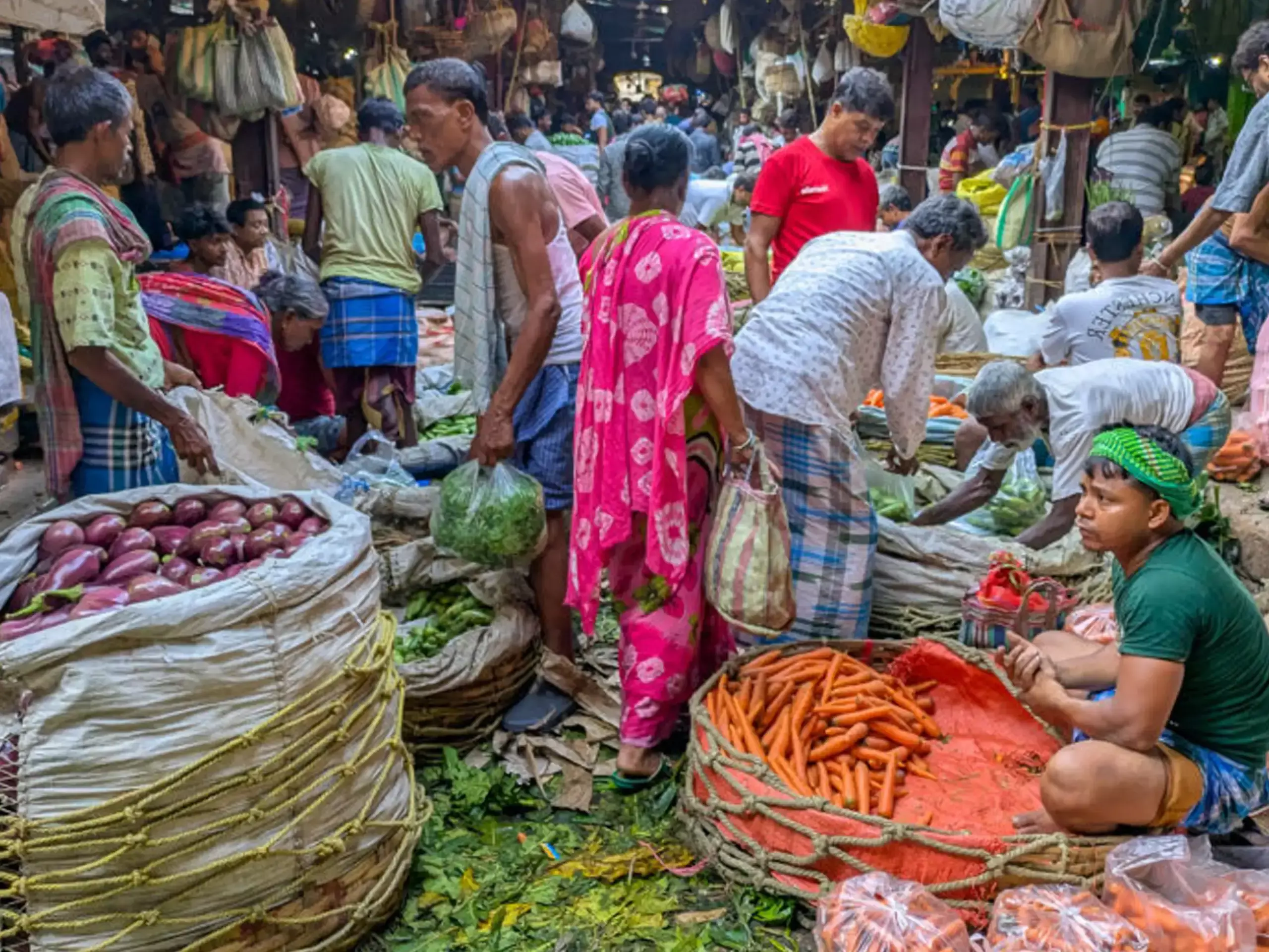 അടുക്കള ബജറ്റ് ഇനി കൈപൊള്ളും;   ഭക്ഷ്യവസ്തുക്കളുടെ വില കുതിക്കുന്നു