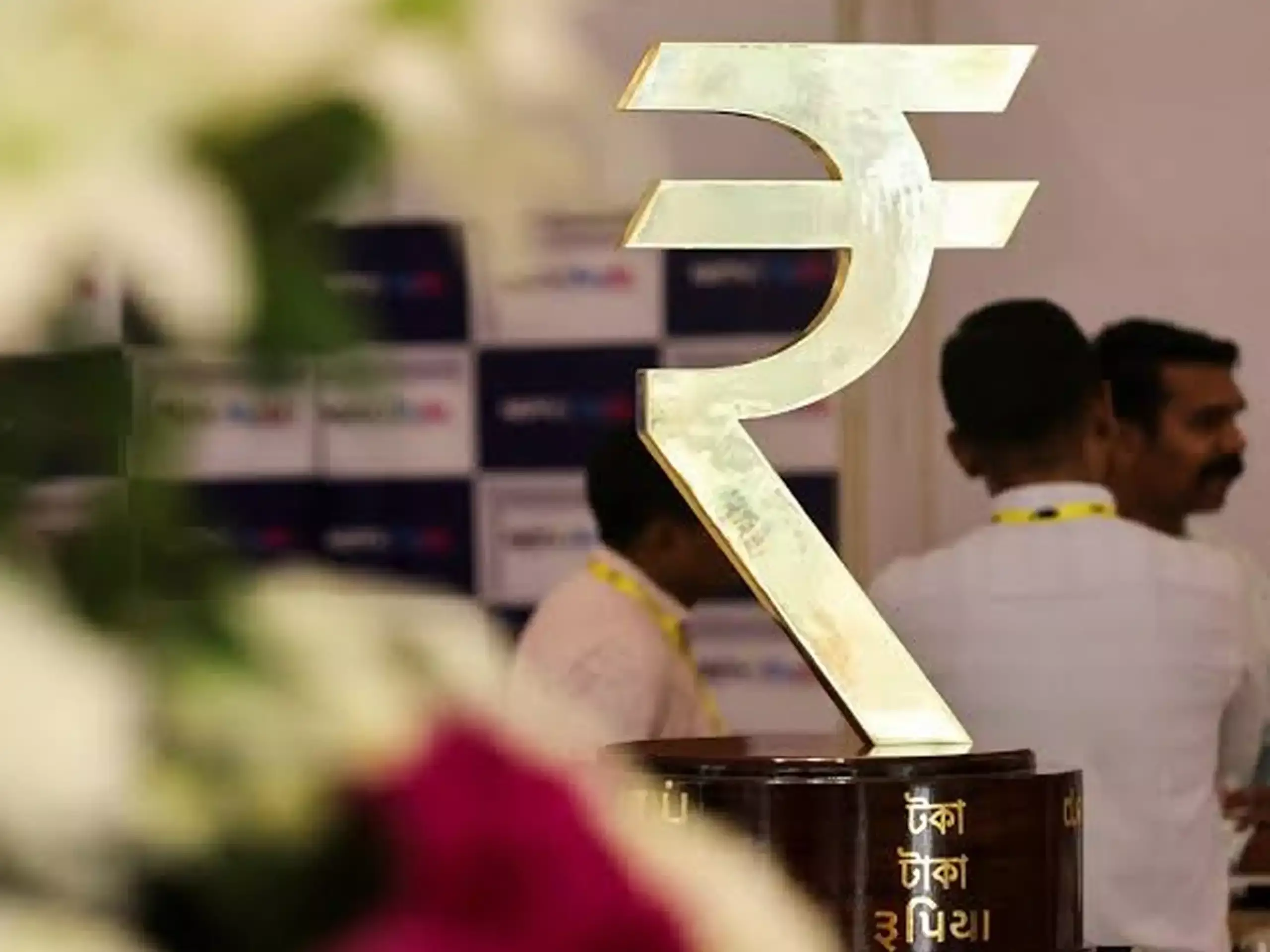 ഡോളറിനെതിരെ രൂപയ്ക്ക് തിളക്കം; വ്യാപാരത്തിന്റെ തുടക്കത്തിൽ 11 പൈസയുടെ മുന്നേറ്റം