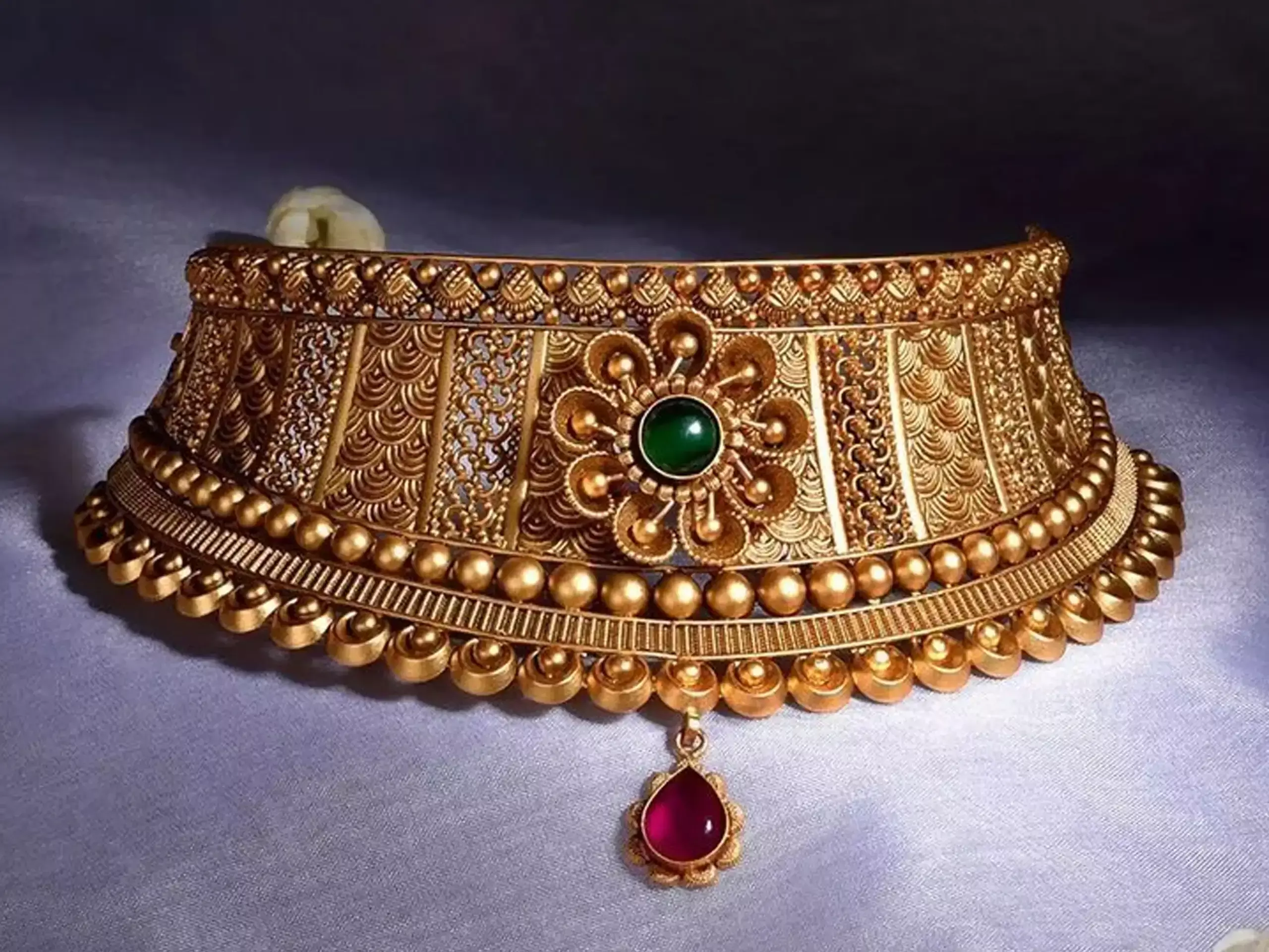 സ്വർണ്ണം നേരിയ മുന്നേറ്റത്തിൽ; ഇപ്പോൾ വാങ്ങാൻ ശുഭ മുഹൂർത്തമോ?