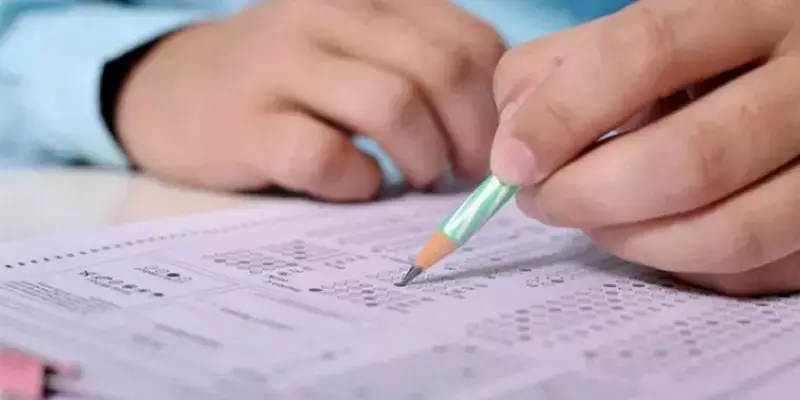 നീറ്റ് യുജിക്കുള്ള  പ്രായപരിധി നീക്കി ദേശീയ മെഡിക്കല്‍ കമ്മീഷന്‍