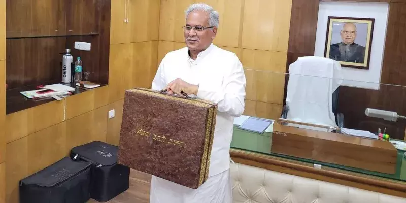 ചാണകപ്പെട്ടിയില്‍ ബജറ്റ് എത്തിച്ച് ചത്തീസ്ഗഢ് മുഖ്യമന്ത്രി