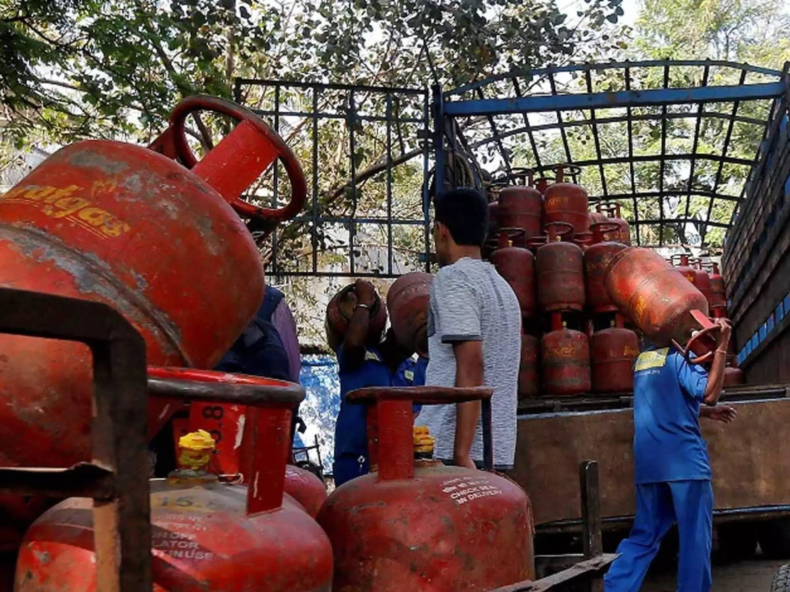എല്‍പിജി നഷ്ടം നികത്താന്‍ എണ്ണ കമ്പനികള്‍ക്ക് 22,000 കോടി രൂപ ഗ്രാന്റായി നല്‍കും