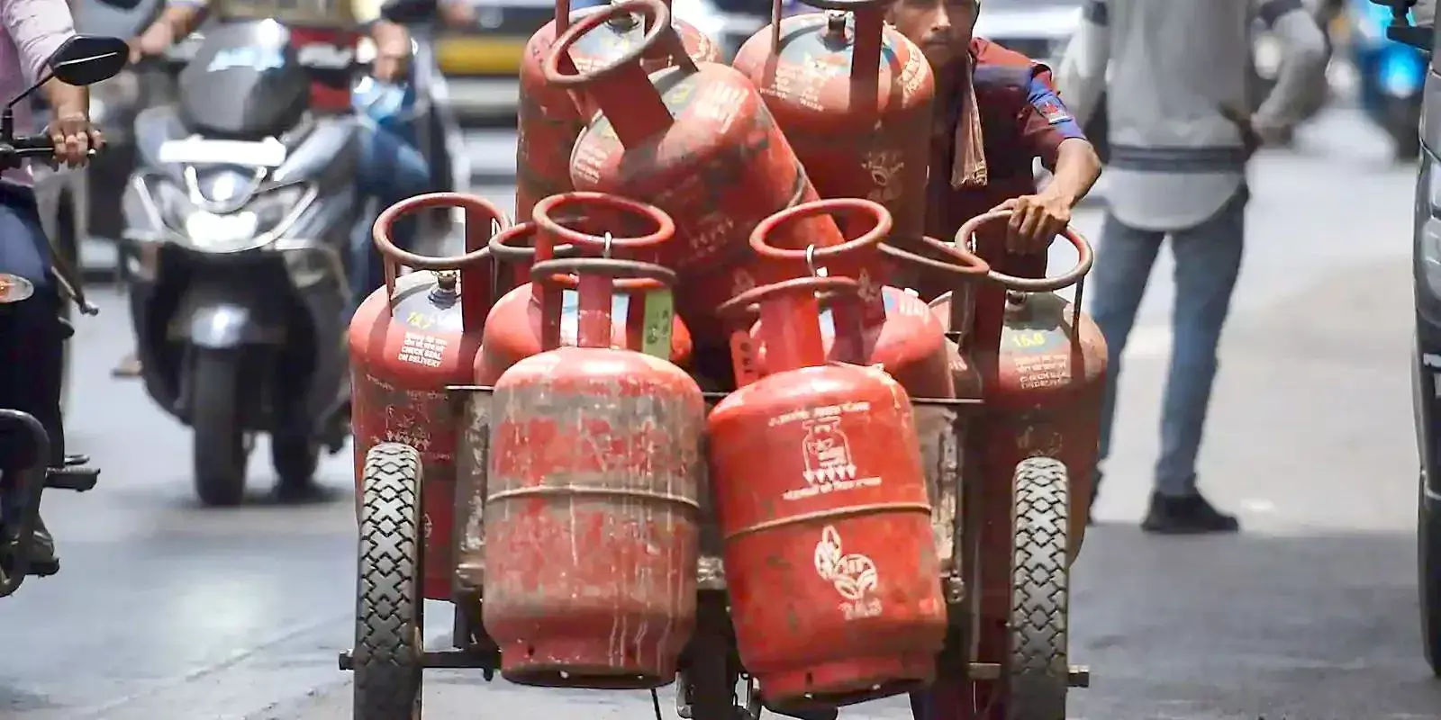 വാണിജ്യ എല്‍പിജി വില 25.50 രൂപ കുറച്ചു; എടിഎഫ് 4.5 ശതമാനവും