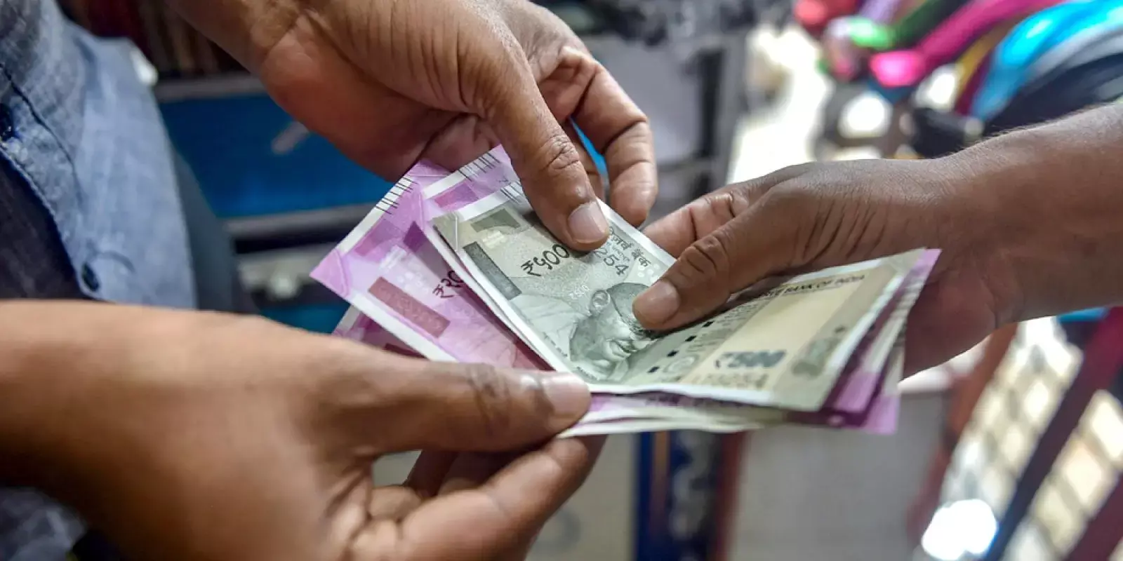 ആസന്നമായ ഉത്സവ സീസണിൽ ഇന്ത്യക്കാർ പണം വാരിക്കോരി ചെലവഴിക്കുമെന്ന്  റിപ്പോർട്ട്