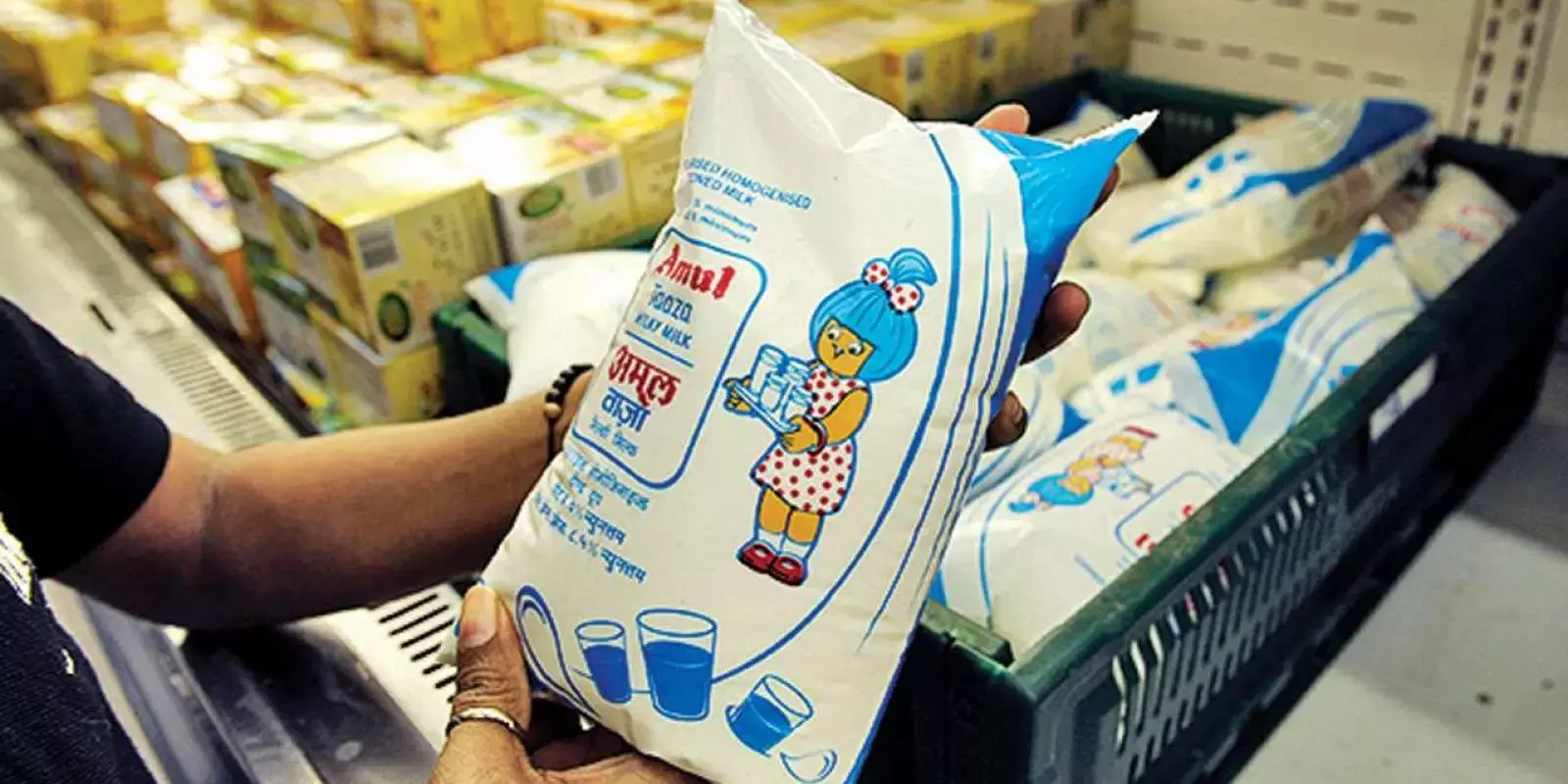 കാലിത്തീറ്റ വില കുതിക്കുന്നു, അമുല്‍ പാല്‍ വില കൂട്ടി