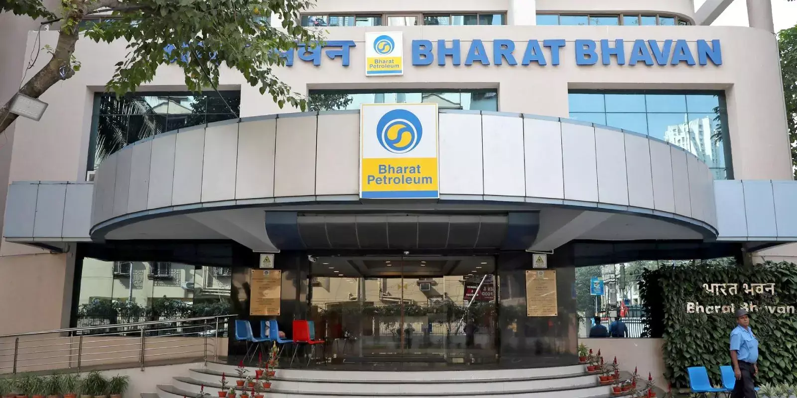 ബിപിസിഎല് ഓഹരി വില്പ്പന: തീരുമാനം സ്ഥിതിഗതികള് പഠിച്ച ശേഷമെന്ന് കേന്ദ്രം ബിപിസിഎല് ഓഹരി വില്പ്പന: തീരുമാനം സ്ഥിതിഗതികള് പഠിച്ച ശേഷമെന്ന് കേന്ദ്രം