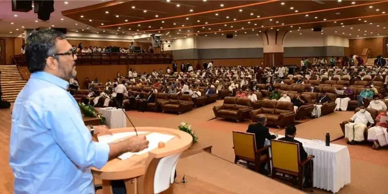 50 ലക്ഷം പ്രവാസികള്‍, സാരിത്തലപ്പ് വിവാദങ്ങള്‍ക്കപ്പുറം ലോക കേരള സഭ പറഞ്ഞത്