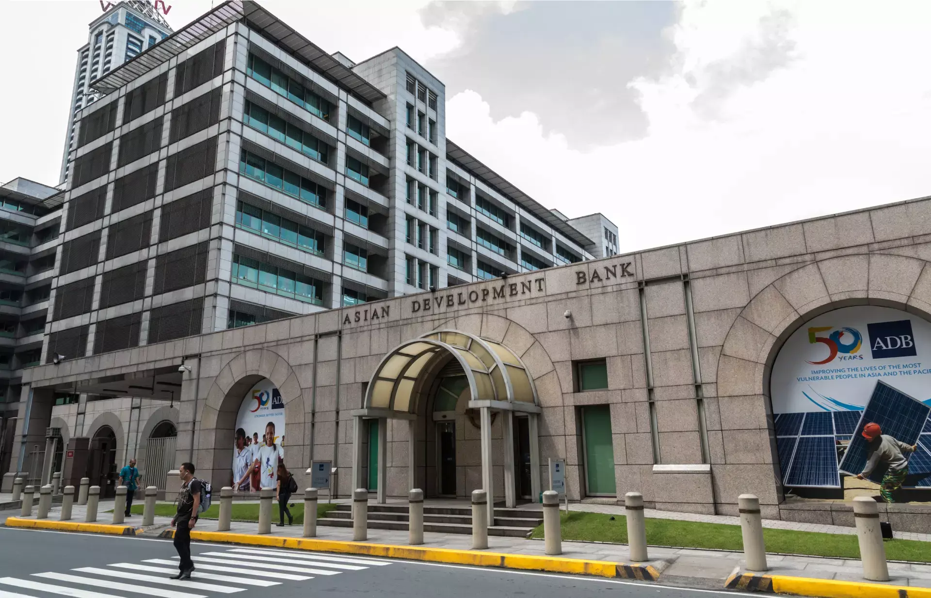 പാക്കിസ്ഥാന് 2.5 ബില്യൺ ഡോളർ വായ്പ നൽകുമെന്ന് എഡിബി