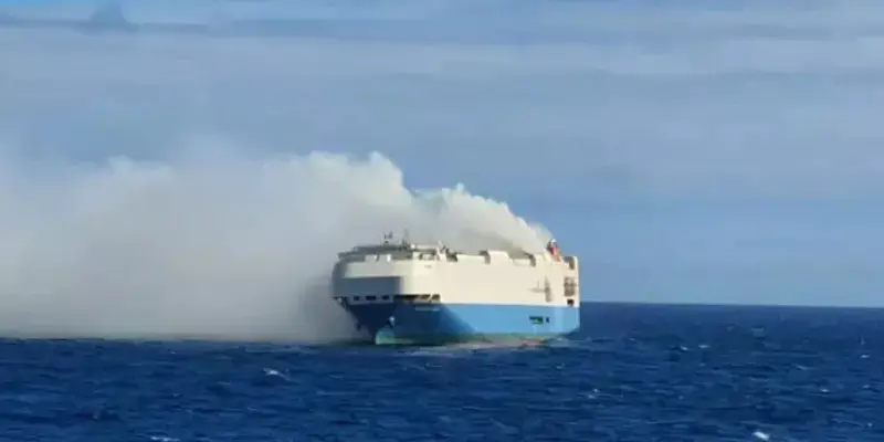 അറ്റ്ലാന്റിക് കടലില്‍ കത്തുന്നത് ശതകോടികളുടെ ഫോക്‌സ്‌വാഗൺ, പോര്‍ഷെ കാറുകള്‍