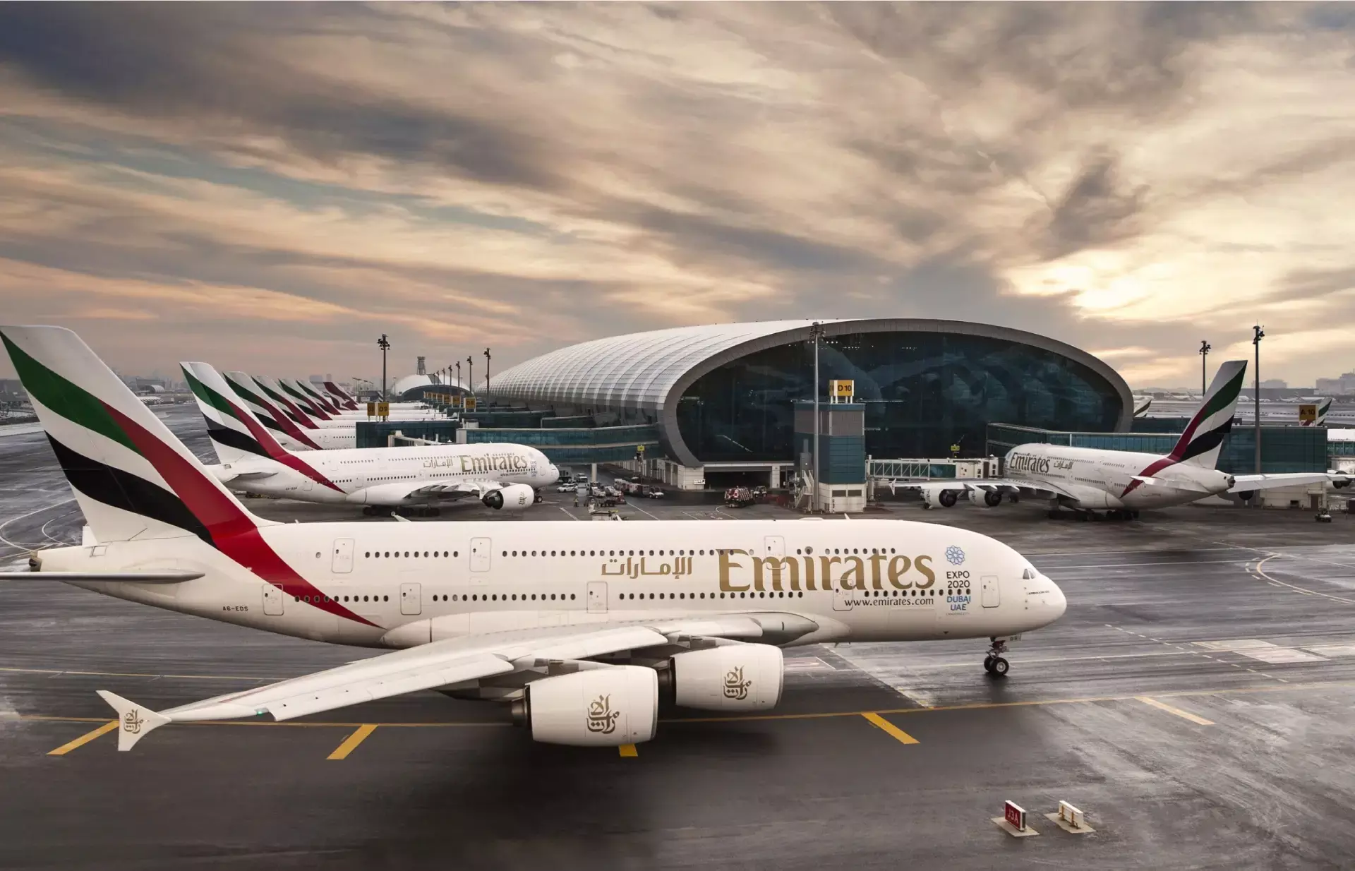 എമിറേറ്റ്സ്, മിഡിലീസ്റ്റിലെ ഭീമൻ