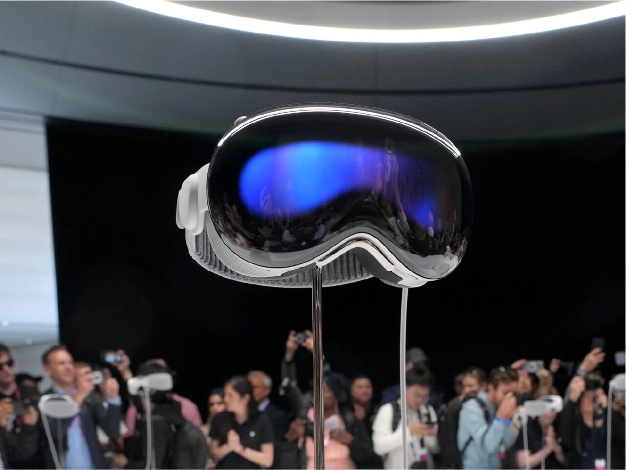 who will buy apples vision pro for 3 lakhs